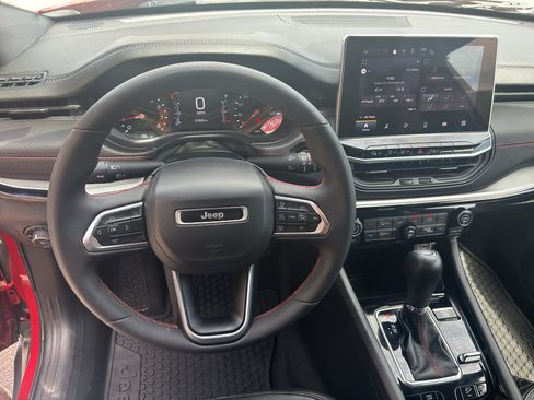 Used 2025 Jeep Compass Trailhawk AWD/4WD image 11