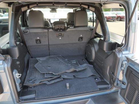 Used 2025 Jeep Wrangler Unlimited Rubicon AWD/4WD image 18