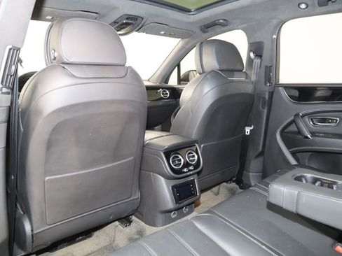 Used 2018 Bentley Bentayga image 65