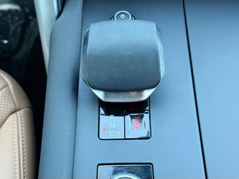 Used 2025 Land Rover Discovery Dynamic SE AWD/4WD image 30