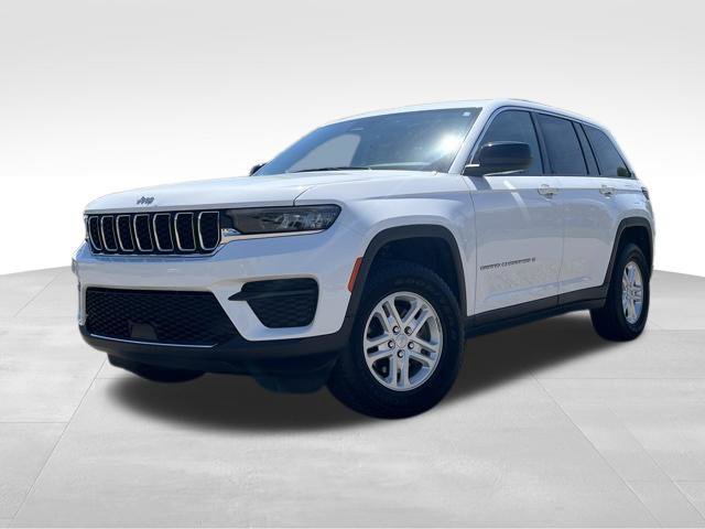 Used 2023 Jeep Grand Cherokee Laredo AWD/4WD image 1