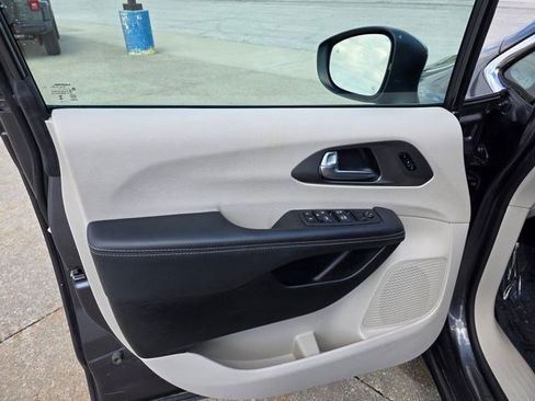 Used 2023 Chrysler Pacifica Touring-L FWD image 22