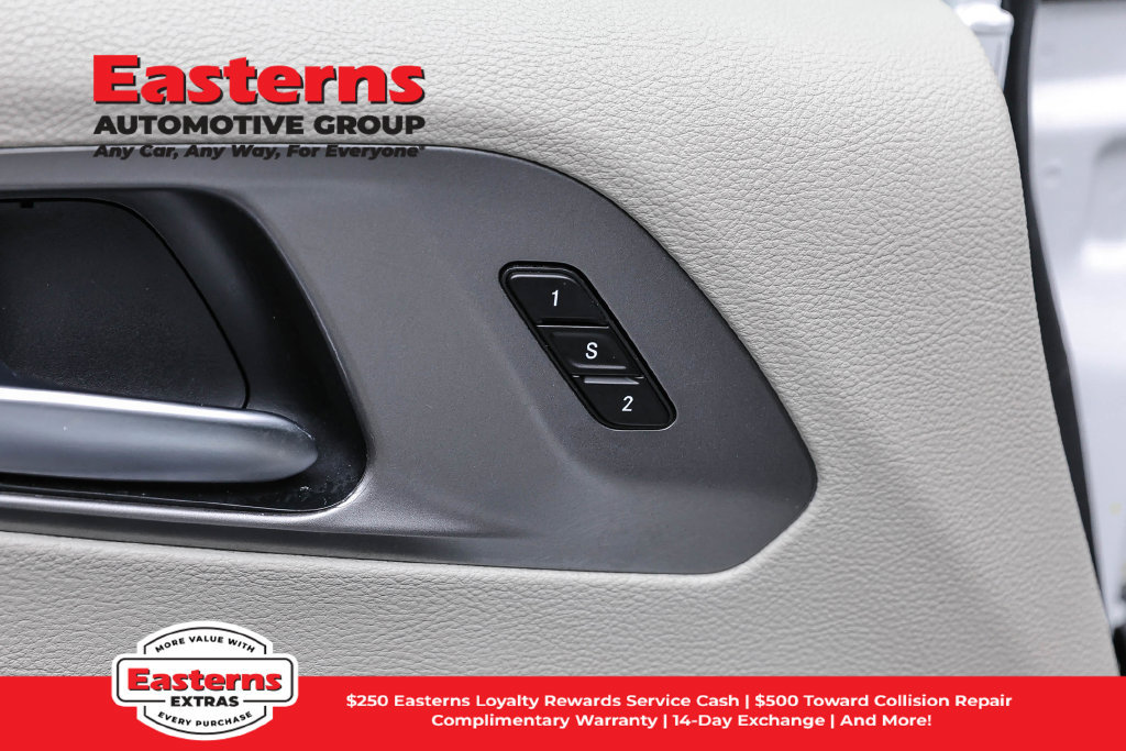 Used 2023 Chrysler Pacifica Touring-L FWD image 21
