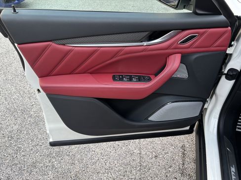 Used 2023 Maserati Levante Trofeo image 21