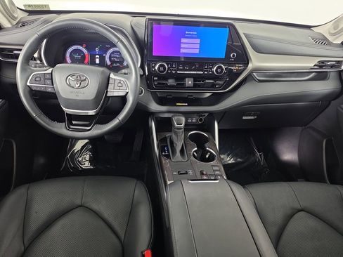 Used 2024 Toyota Highlander Limited FWD image 25