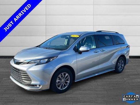 Used 2024 Toyota Sienna XLE image 7