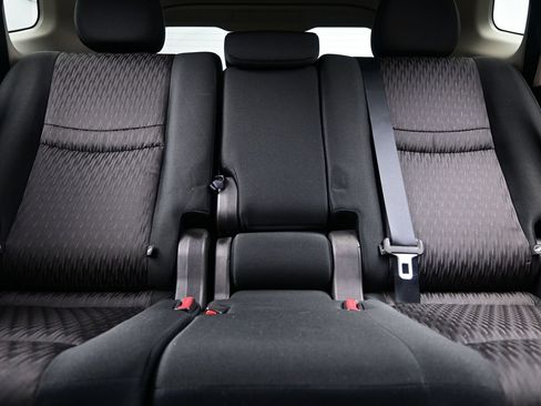 Used 2018 Nissan Rogue SV FWD image 16