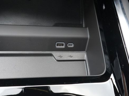 New 2025 Chevrolet Suburban Premier image 31