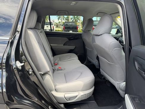 Used 2024 Toyota Highlander LE FWD image 19