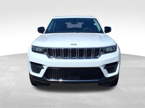 Used 2023 Jeep Grand Cherokee Laredo image 2