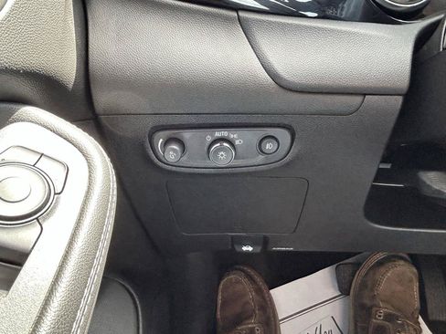 Used 2022 Buick Encore GX Preferred w/ Cold Weather Comfort Package AWD/4WD image 26