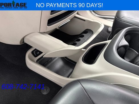 Used 2023 Chrysler Pacifica Touring-L FWD image 19