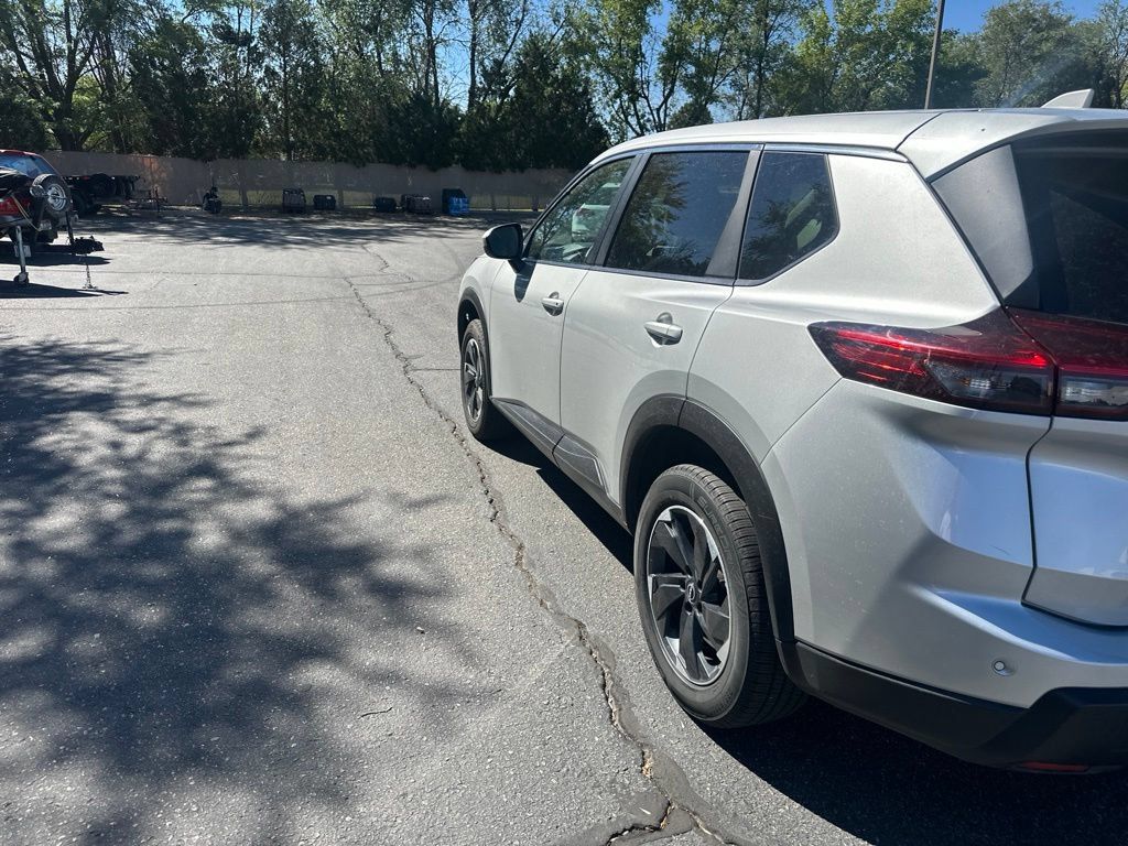 Used 2025 Nissan Rogue SV AWD/4WD image 16