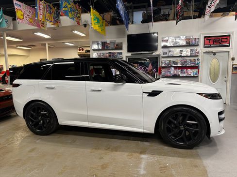 Used 2023 Land Rover Range Rover Sport SE Dynamic image 5