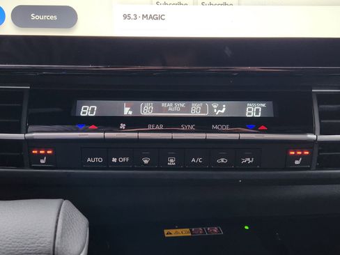 Used 2025 Toyota Sienna XLE Woodland Edition image 22