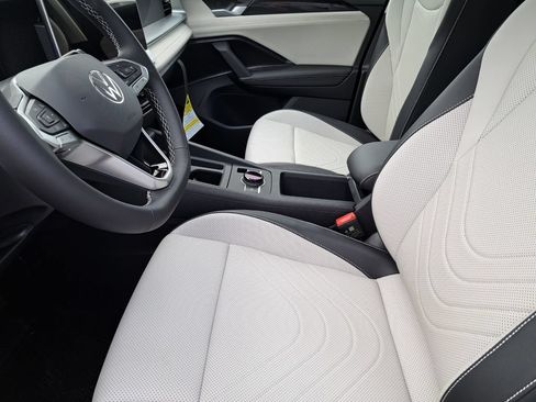 New 2026 Volkswagen Tiguan SE FWD image 19