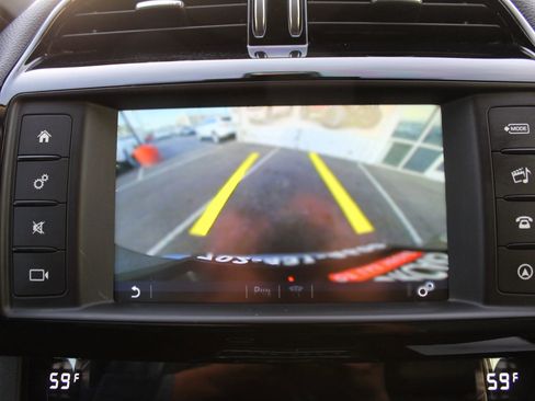 Used 2017 Jaguar F-PACE Premium image 11