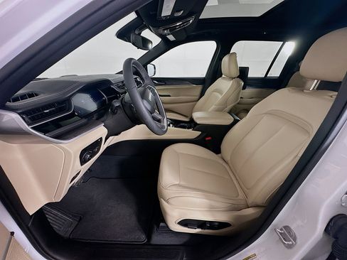 Used 2023 Jeep Grand Cherokee 4WD 4xe w/ Luxury Tech Group II image 13