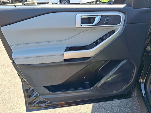 Used 2022 Ford Explorer XLT w/ Equipment Group 202A AWD/4WD image 14