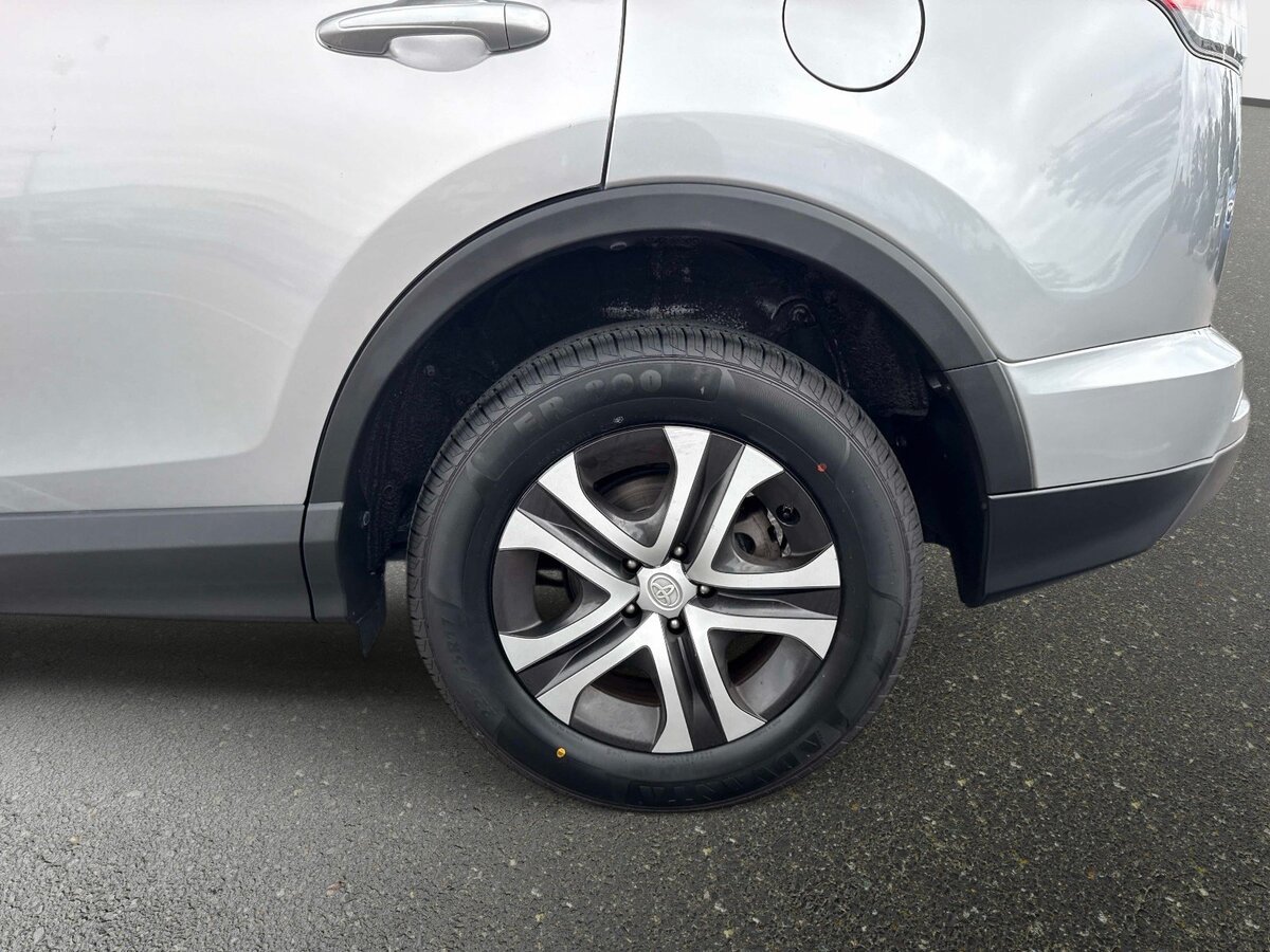 Used 2017 Toyota RAV4 LE FWD image 10