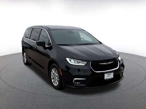 Used 2025 Chrysler Pacifica Select image 3