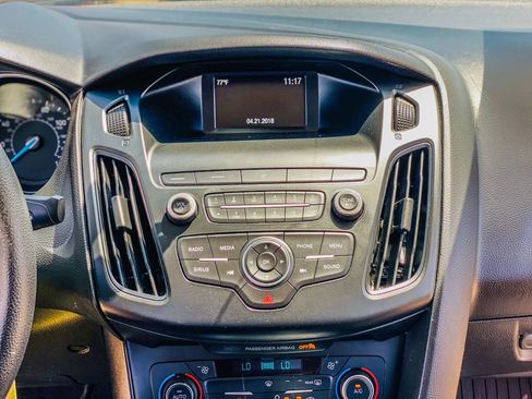 Used 2018 Ford Focus SE w/ SE Appearance Package image 21