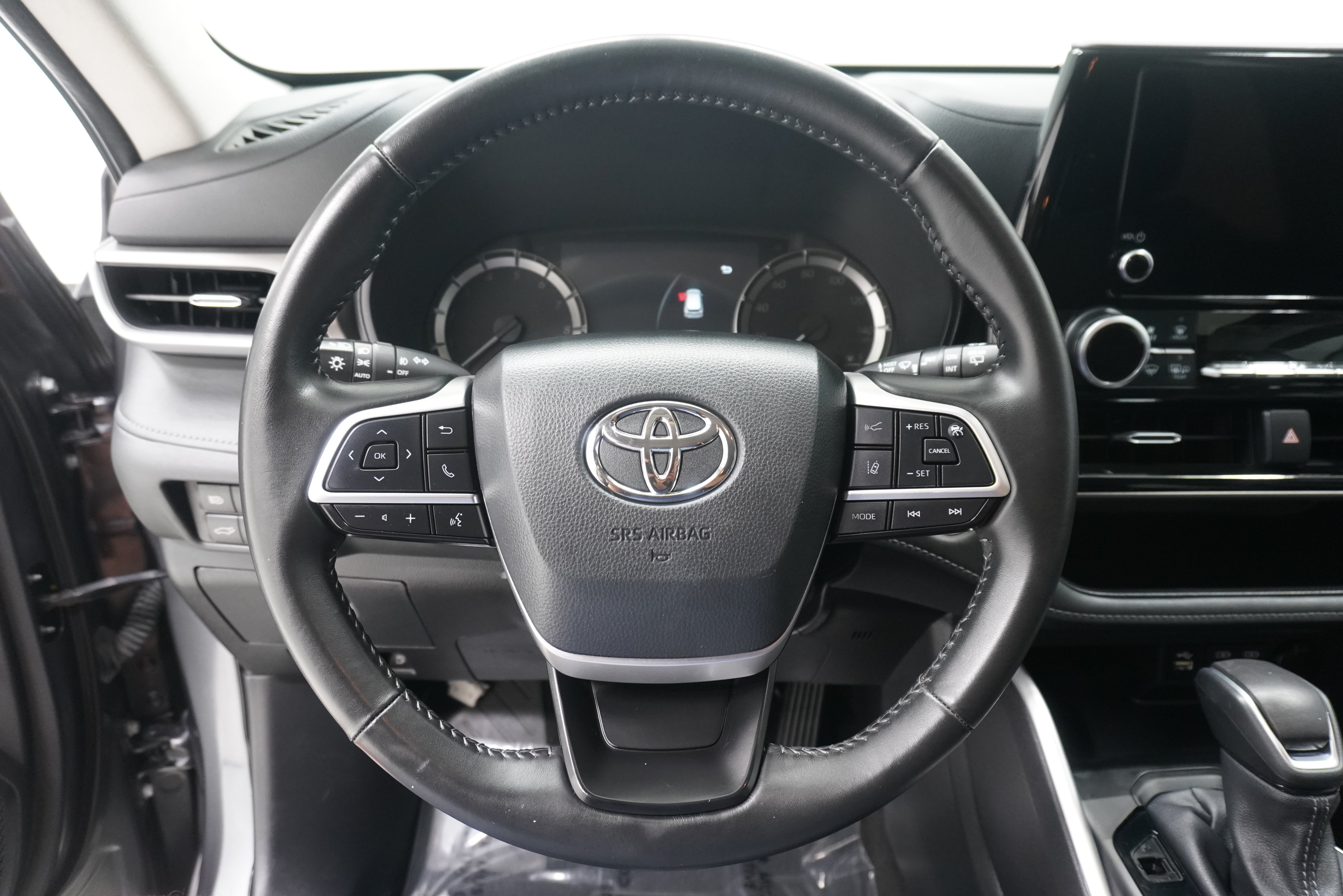 Used 2024 Toyota Highlander LE FWD image 18