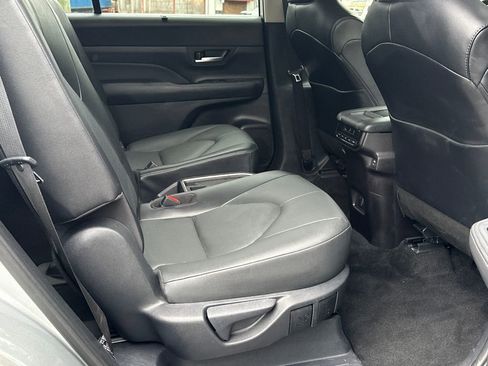 Used 2025 Toyota Grand Highlander AWD image 11