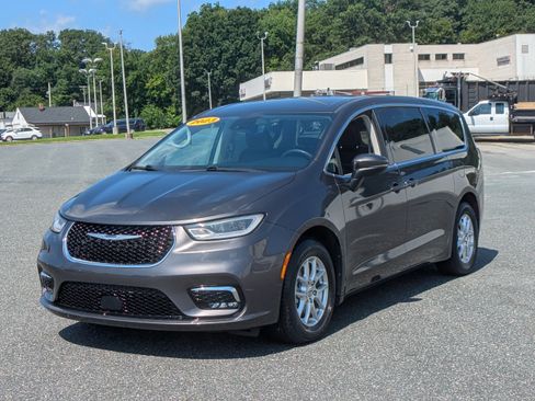Used 2023 Chrysler Pacifica Touring-L FWD image 4