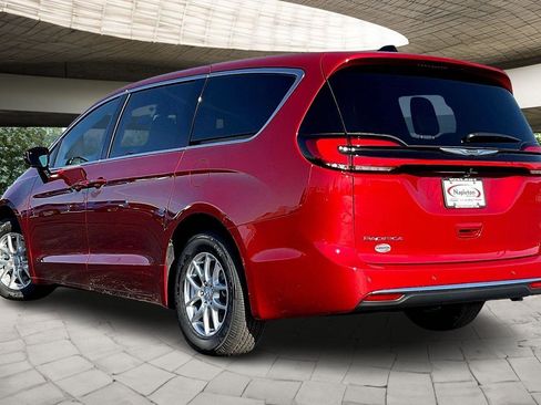 New 2026 Chrysler Pacifica Select image 3