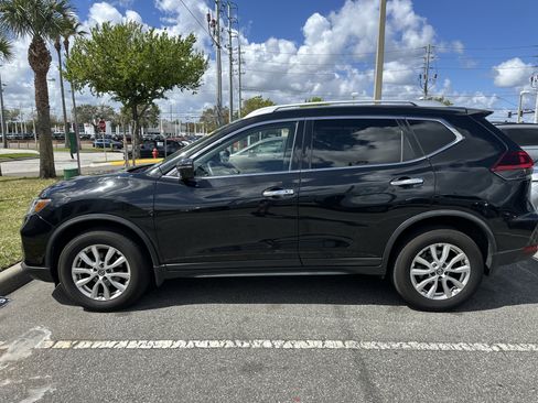 Used 2018 Nissan Rogue SV image 2