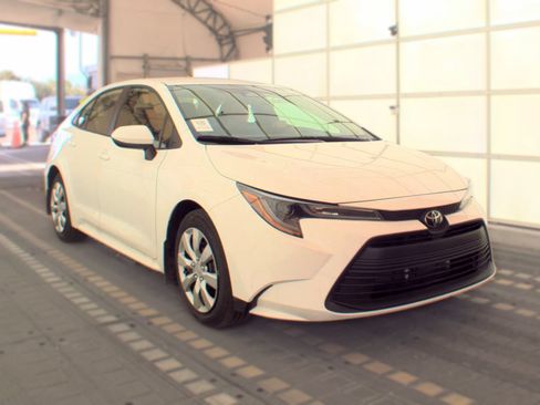Used 2025 Toyota Corolla LE FWD image 2