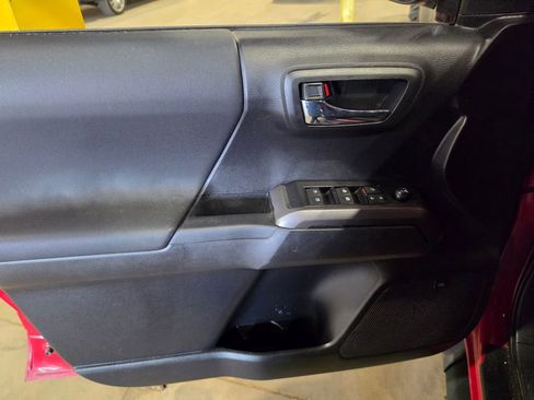 Used 2021 Toyota Tacoma TRD Sport w/ TRD Premium Sport Package AWD/4WD image 5