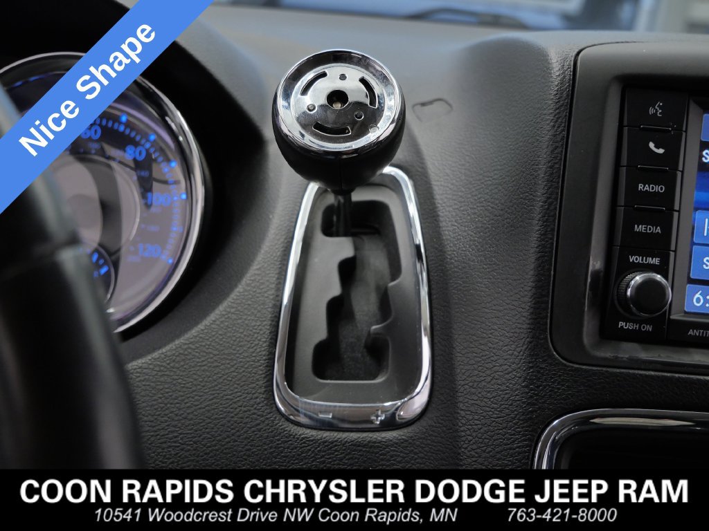 Used 2014 Chrysler Town & Country Touring FWD image 25