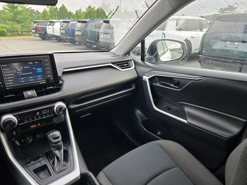 Used 2021 Toyota RAV4 LE FWD image 11