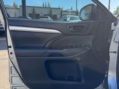 Used 2014 Toyota Highlander LE image 10