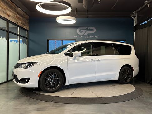 Used 2020 Chrysler Pacifica Touring-L w/ S Appearance Package image 7