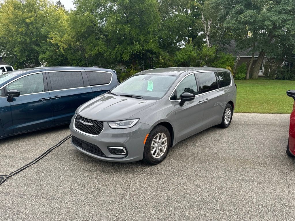Used 2025 Chrysler Pacifica Select FWD image 1