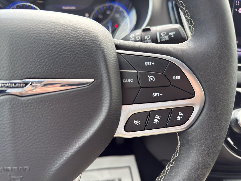 Used 2025 Chrysler Pacifica Select FWD image 19
