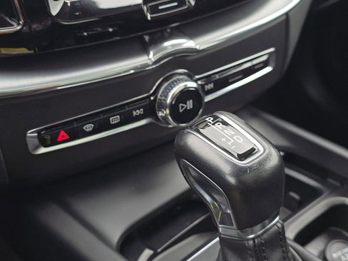 Used 2018 Volvo XC60 T6 Momentum w/ Advanced Package image 26