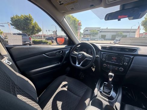 Used 2020 Nissan Rogue S FWD image 34