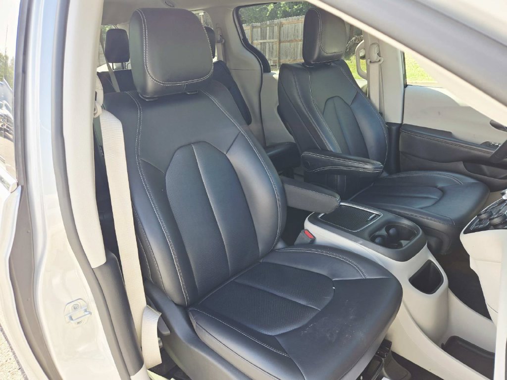 Used 2024 Chrysler Pacifica Touring-L FWD image 17