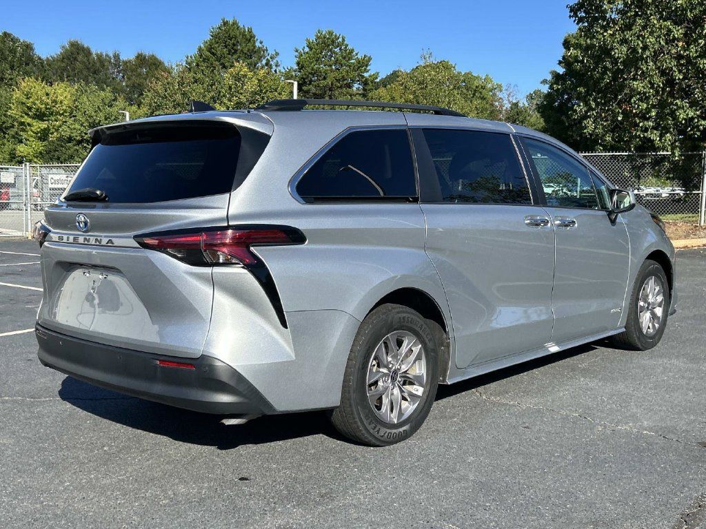 Used 2021 Toyota Sienna XLE FWD image 7