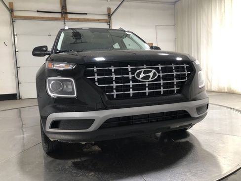 Used 2023 Hyundai Venue SEL image 2