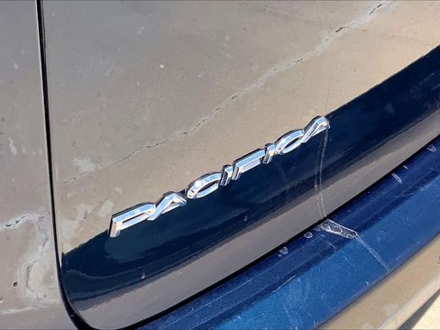 Used 2023 Chrysler Pacifica Touring-L FWD image 31