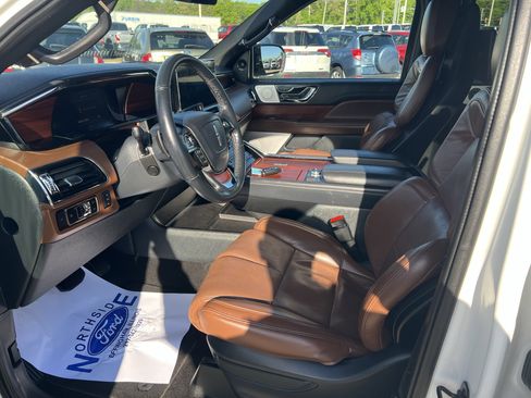 Used 2023 Lincoln Navigator Reserve AWD/4WD image 12
