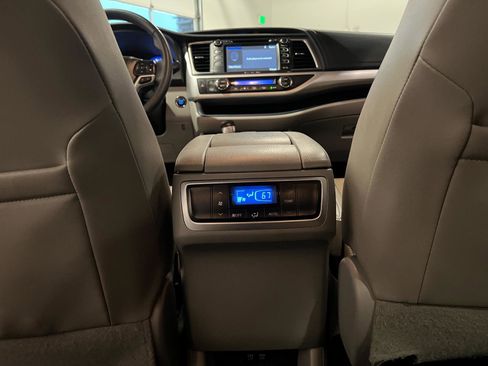Used 2019 Toyota Highlander XLE AWD/4WD image 31