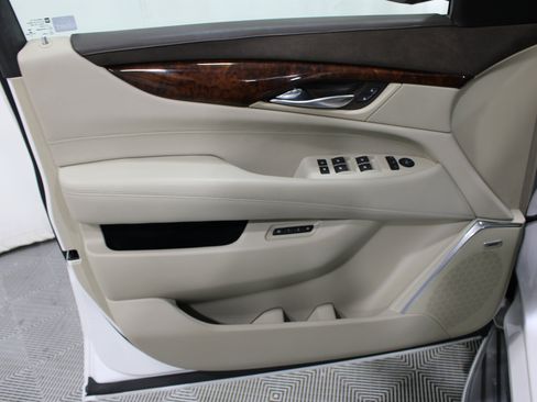 Used 2016 Cadillac Escalade Luxury AWD/4WD image 6