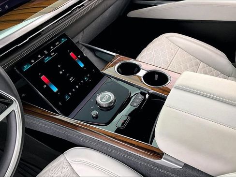 Used 2025 Cadillac Escalade ESV Sport Platinum AWD/4WD image 17
