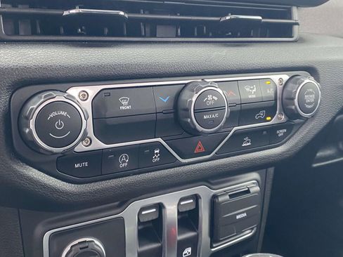 Used 2025 Jeep Wrangler Sport image 17